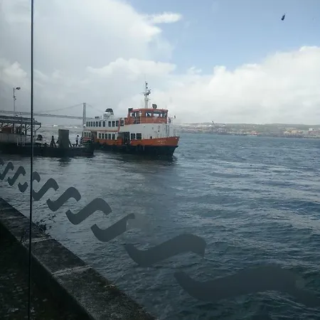 Margem Do Rio Tejo, Pe De Lisboa,cacilhas Apartment *